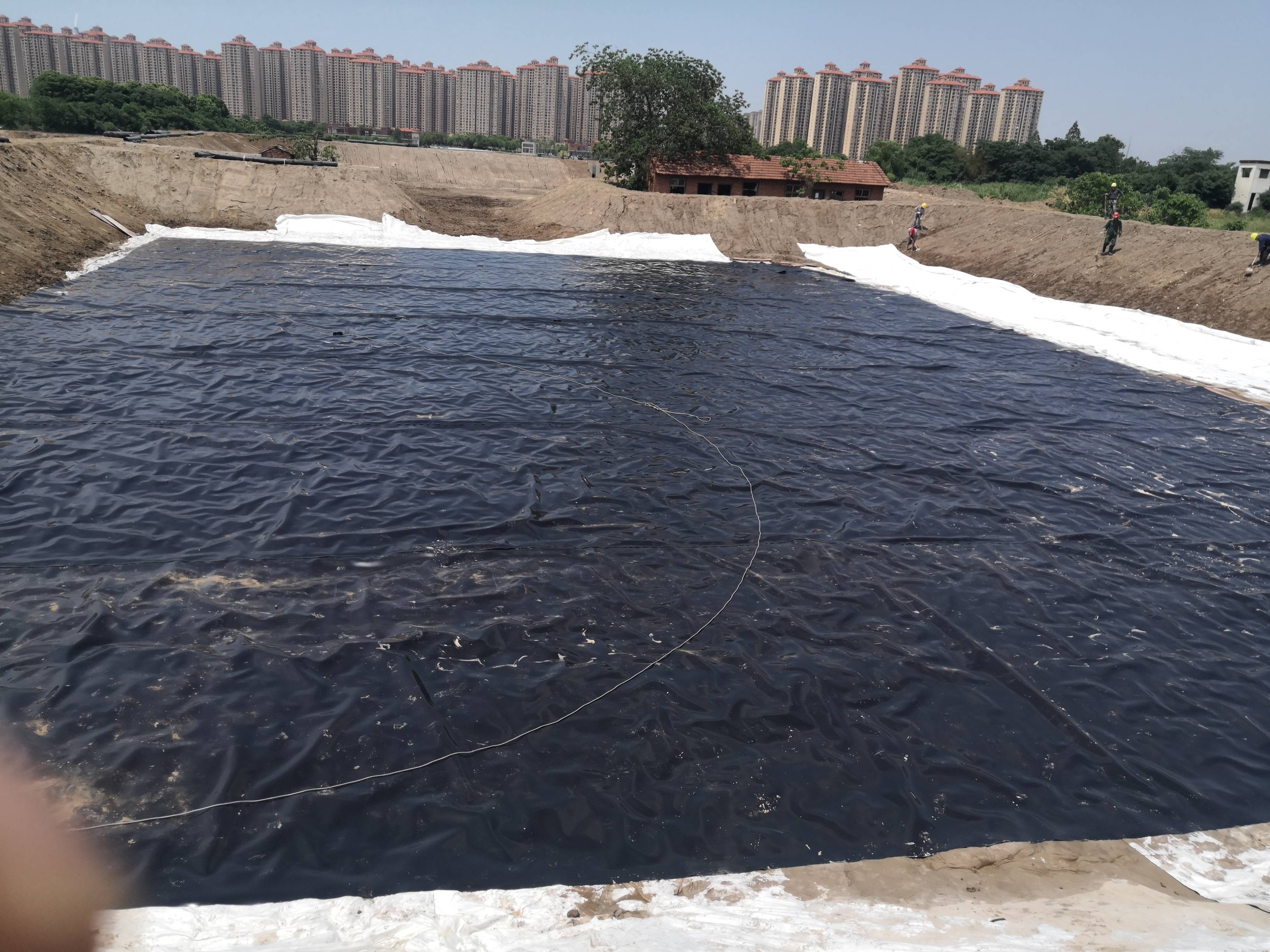 113114910.jpg 5.7沉淀池防渗膜铺设(1).jpg