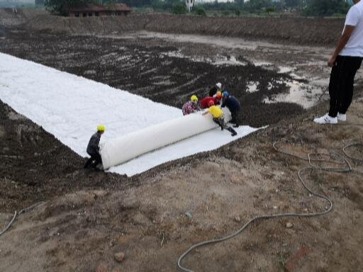 5.6沉淀池土工膜铺设.jpg